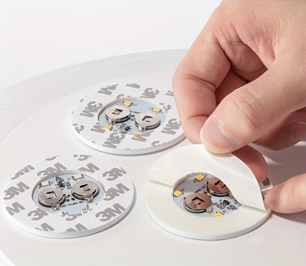 lot de 40 sous-verres   à led, tapis pour verre à cocktail colorés et éclairants avec dessous de verre en plastique alimenté par batterie et accessoires pour fêtes et bars détails 1