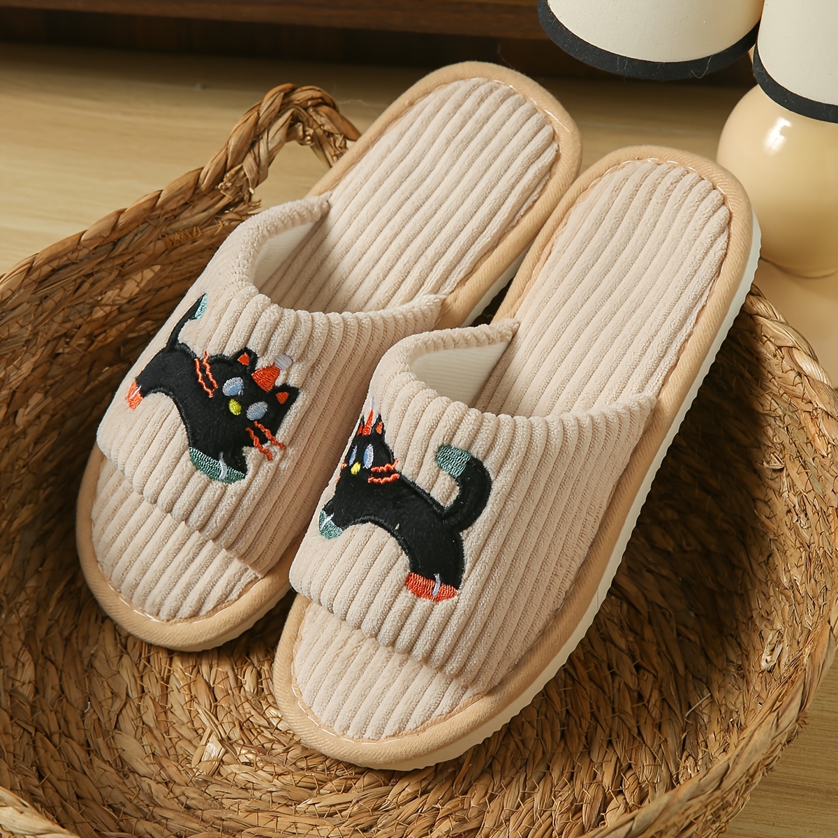 Women's Simple and Cute Lively Striped Home Slip-On Slippers with Cat Design, Comfortable for Both Men and Women
