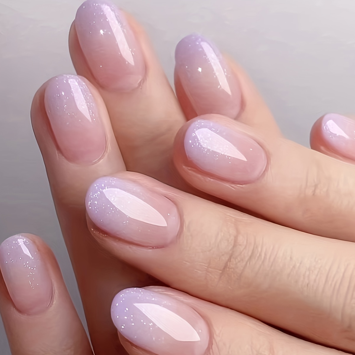 

Kit de 24 Ongles Courts Ovales Violet Dégradé Pailleté avec Adhésif en Gel & Lime à Ongles - pour Tenue Décontractée pour Femmes et Filles