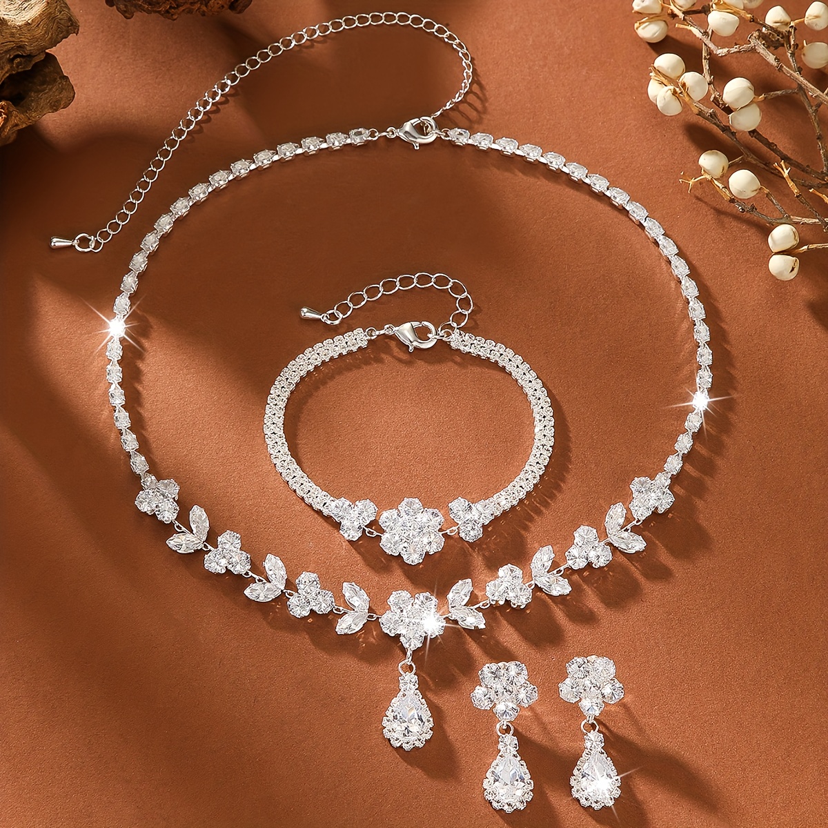 E-shop Handgefertigtes Damenschmuck-Set: 1 Paar Ohrringe + 1 Halskette + 1 Armband. Elegantes Blütenförmiges Schmuckset, versilbert mit glänzendem