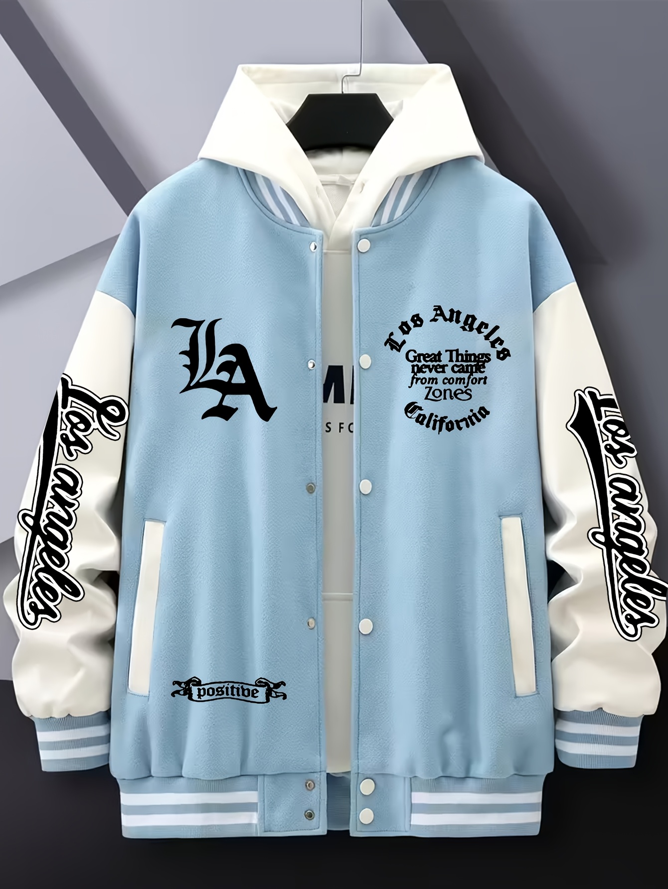 Chaqueta de béisbol LA - Estilo urbano americano, imprescindible para creadores de tendencias, letras de Los Ángeles con estampado positivo, diseño único, ropa urbana 2026 - Light Blue, S