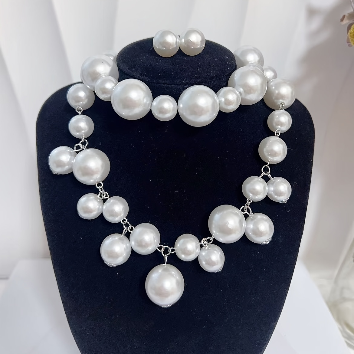Image of A Set Of 4 Pieces Including A Necklace, Bracelet, And Earrings, Featuring A Staggered Design With Pearls. This Coordinated Set The Beauty, Showcasing A . With Its