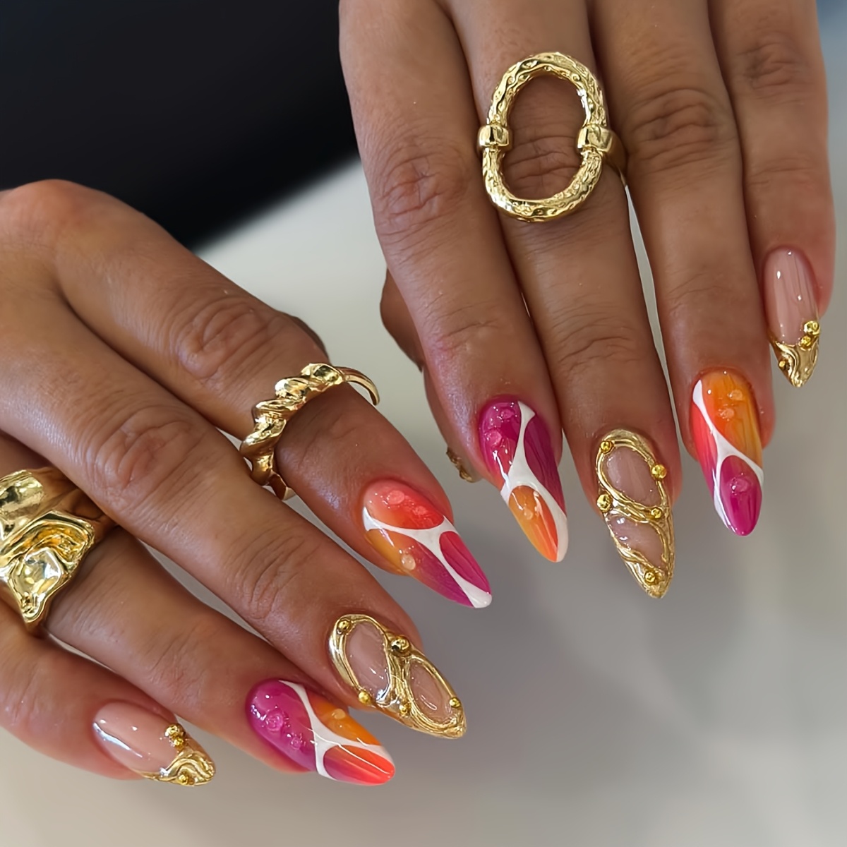 TEMU Amandelvormige druk-op-nagels perfect voor gelegenheid, met een oranje-naar-magenta kleurverloop, witte lijnen, 3D-reliëf en gouden