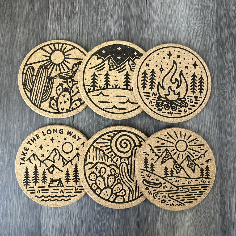 E-shop Eine Sammlung von sechs künstlerischen Korkuntersetzen mit einem Outdoor-Motiv mit hohen Bäumen, sternklaren Nächten und einem Lagerfeuer. Diese