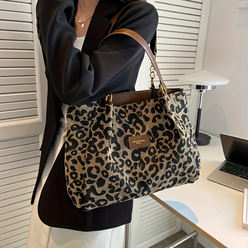 

Elegant Leopard Print Large Capacity Shoulder Bag, Mixed Color Fabric Material, Zipper Closure, Fixed Shoulder Straps, Polyester Lining, Urban Style