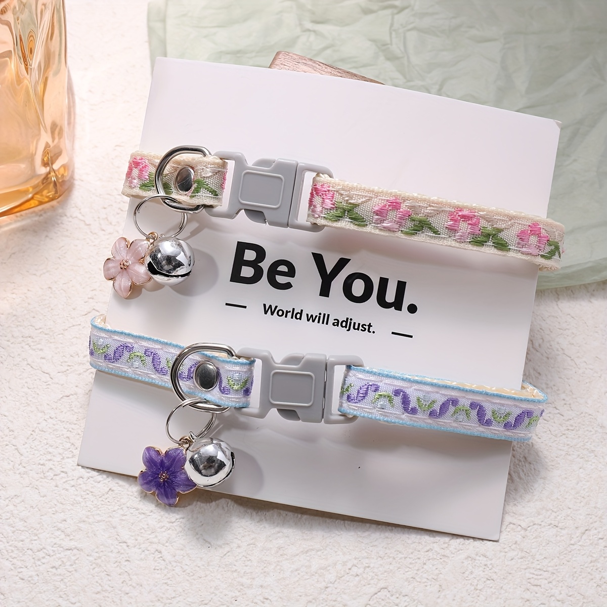E-shop 2er-Pack Diamantförmige Blumen Jacquard Verstellbare Haustierhalsbänder, Grau mit Niedlichen Blumen-/-Anhängern für Katzen und Hunde.