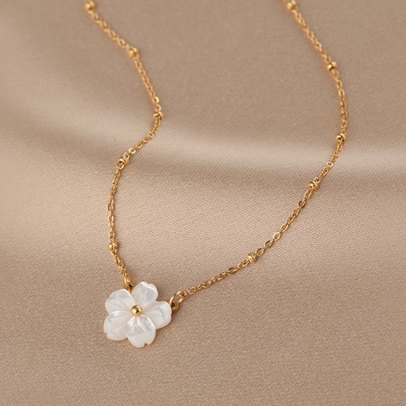 A Fashionable White Shell Peach Necklace, Fresh And For Women