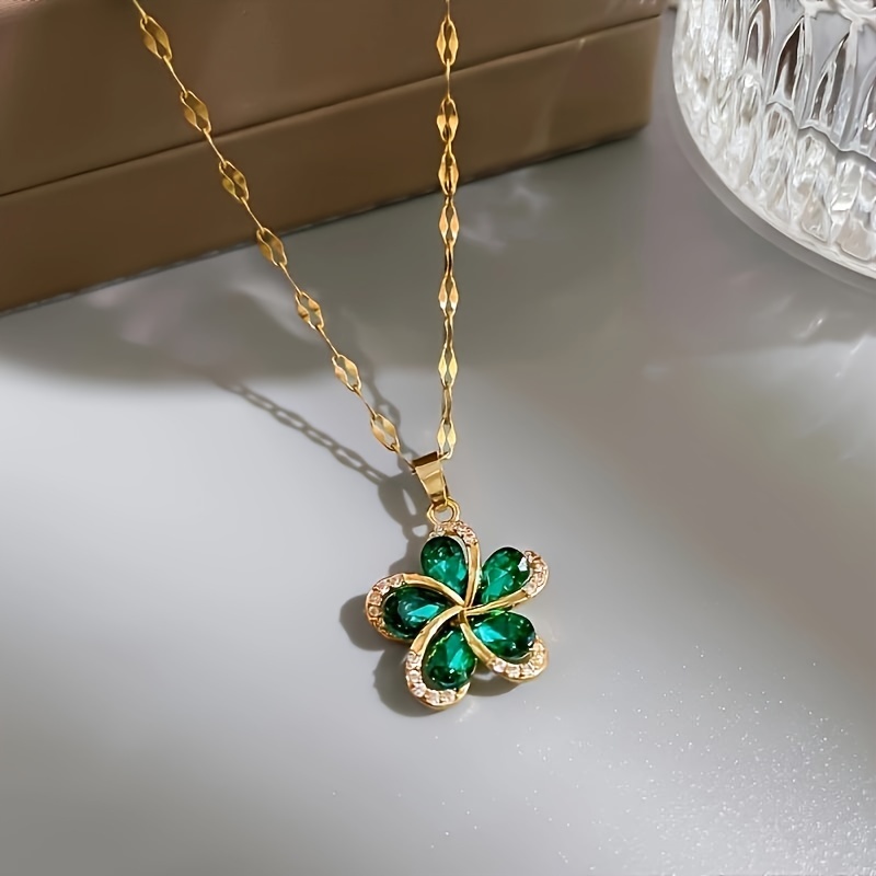 

Exquisite, Fashionable, Elegant And Light Luxury Style Shiny Emerald Zircon Decorated Small Flower Pendant Necklace, Perfect Gift For Girls And Women