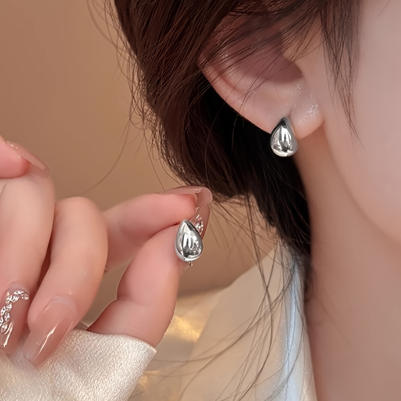 

1 Pair Of Simple, Delicate, Small, Unique Drop-shaped Cold Wind, Small Bean Women's Daily Casual Fashion Stud Earrings