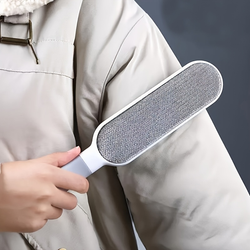 A Double-Sided Brush for Collecting Pet Hair And Dust, Designed for Manual Electrostatic Cleaning. Made from Durable Polypropylene, It Can Be Used on Clothing, Sofas, Furniture, Bedding, And Carpets Without The Need for Electricity.