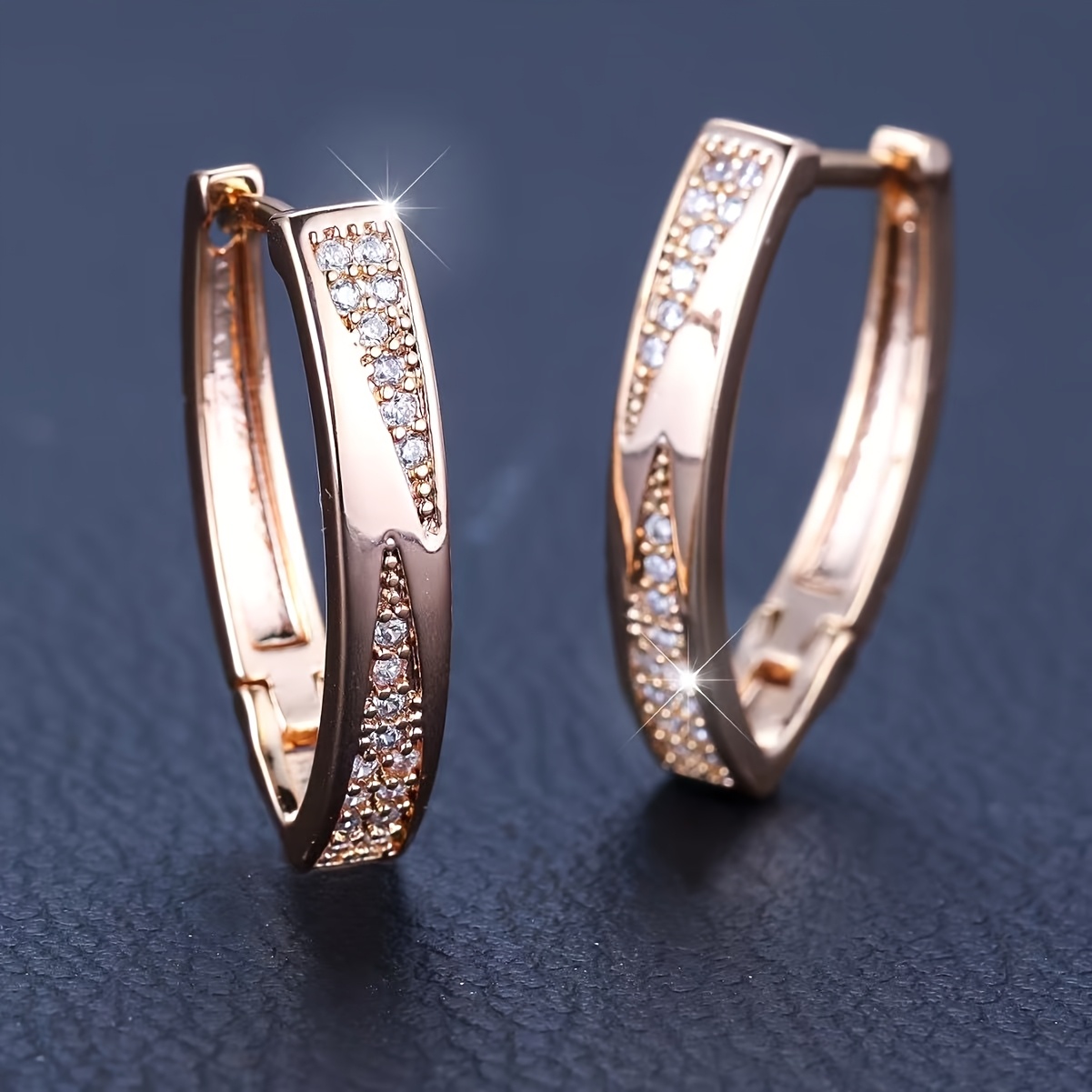 Image of 1pair Of Rose Earrings, With Luxury And Fashionable Design, Are And . Simple And Versatile, Anti-allergy, Suitable For Daily Gatherings, And Fully Showcases An Elegant Temperament.