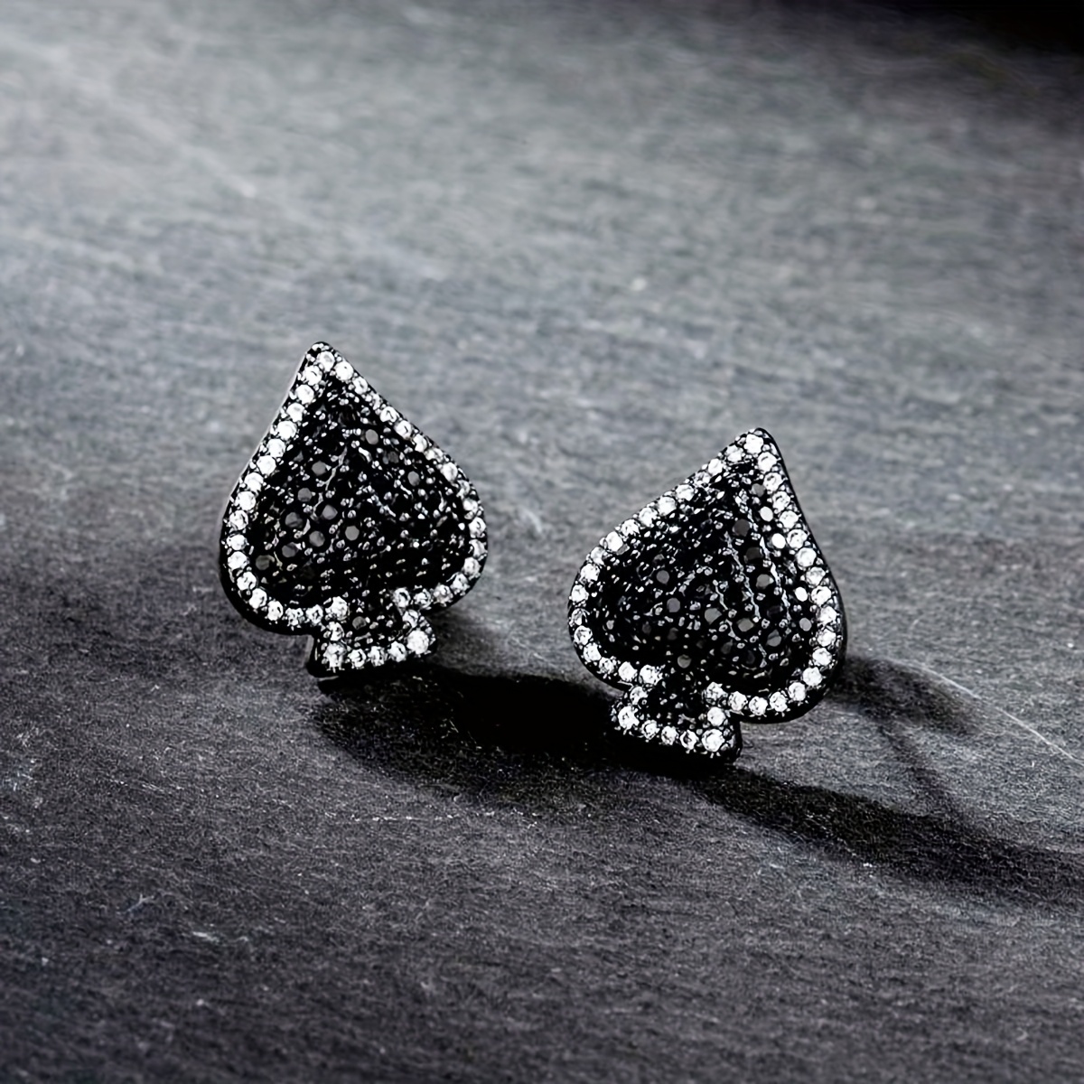 TEMU Une paire de boucles d'oreilles de cœur, stylées et cool, avec des clous de luxe pour hommes, hypoallergéniques, résistantes à , parfaites pour