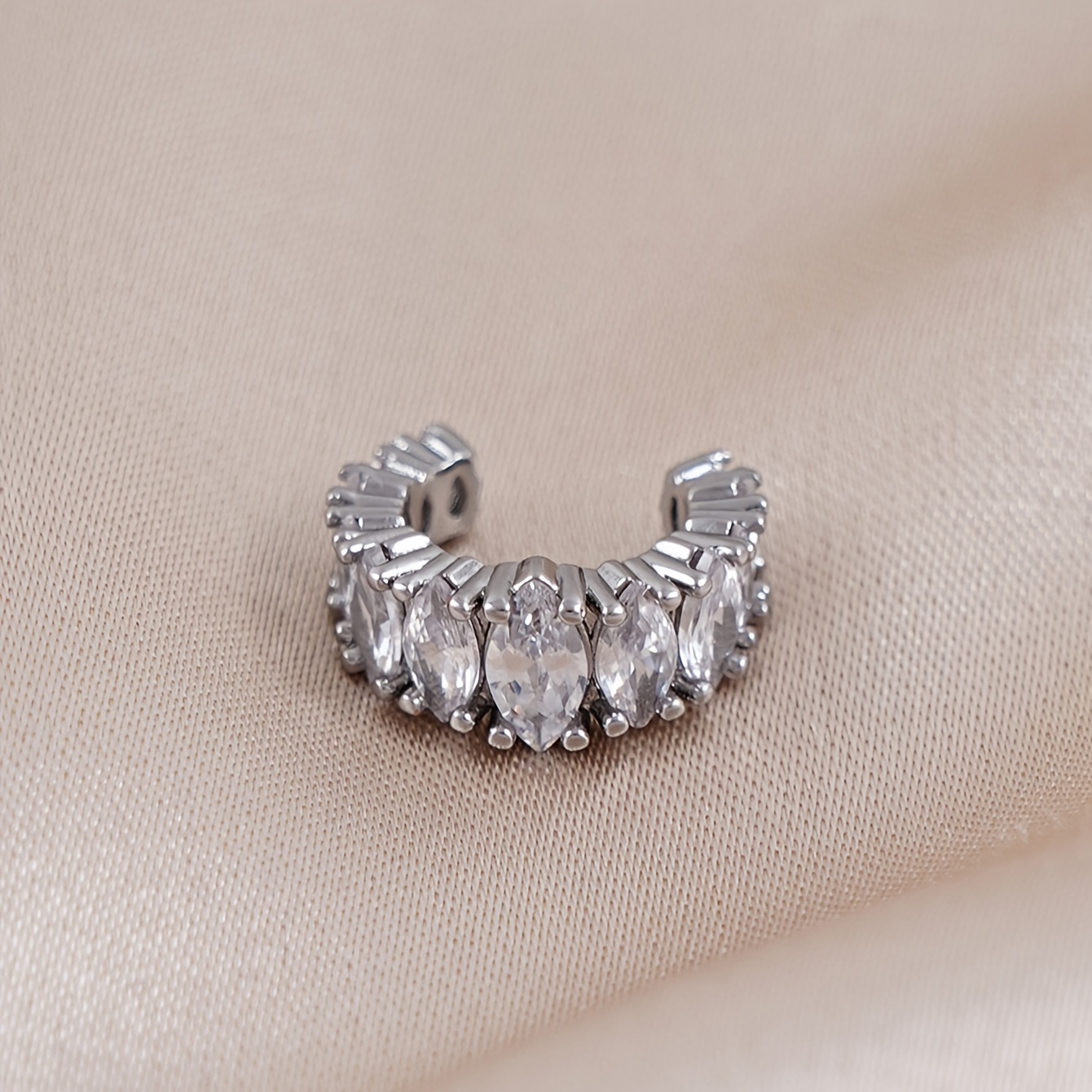 TEMU 1pc Minimalist Synthetic Synthetic Zirconia Clip-on Earrings, Suitable For Women's Parties And Everyday Casual Jewelry Accessories