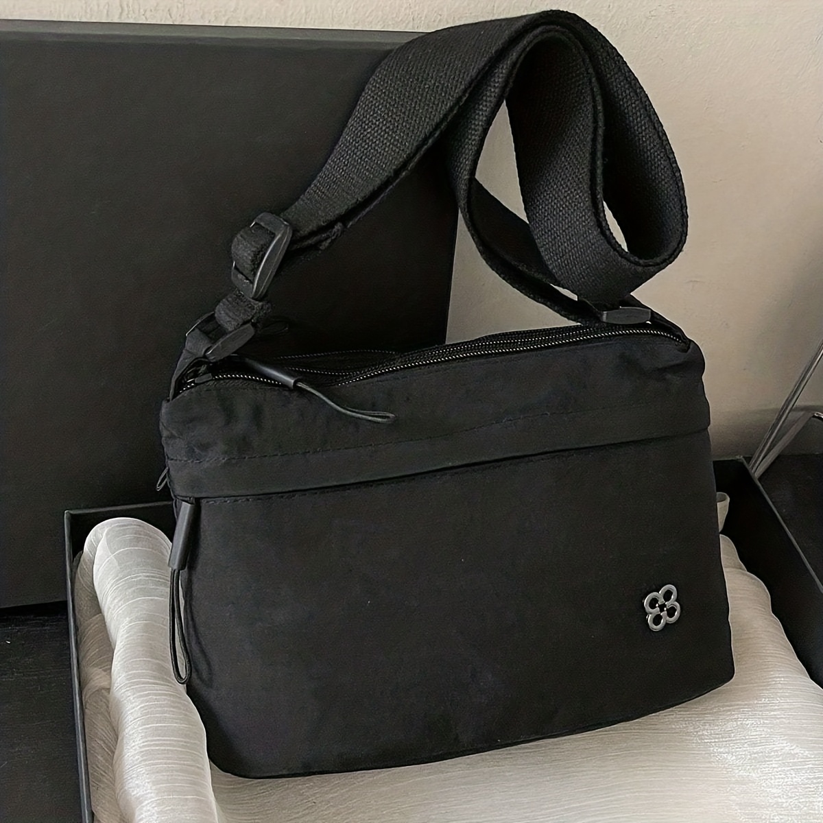 TEMU Nouveau sac bandoulière pour femmes, élégant et polyvalent, en nylon léger, avec un design à couches, sac à bandoulière chic pour les