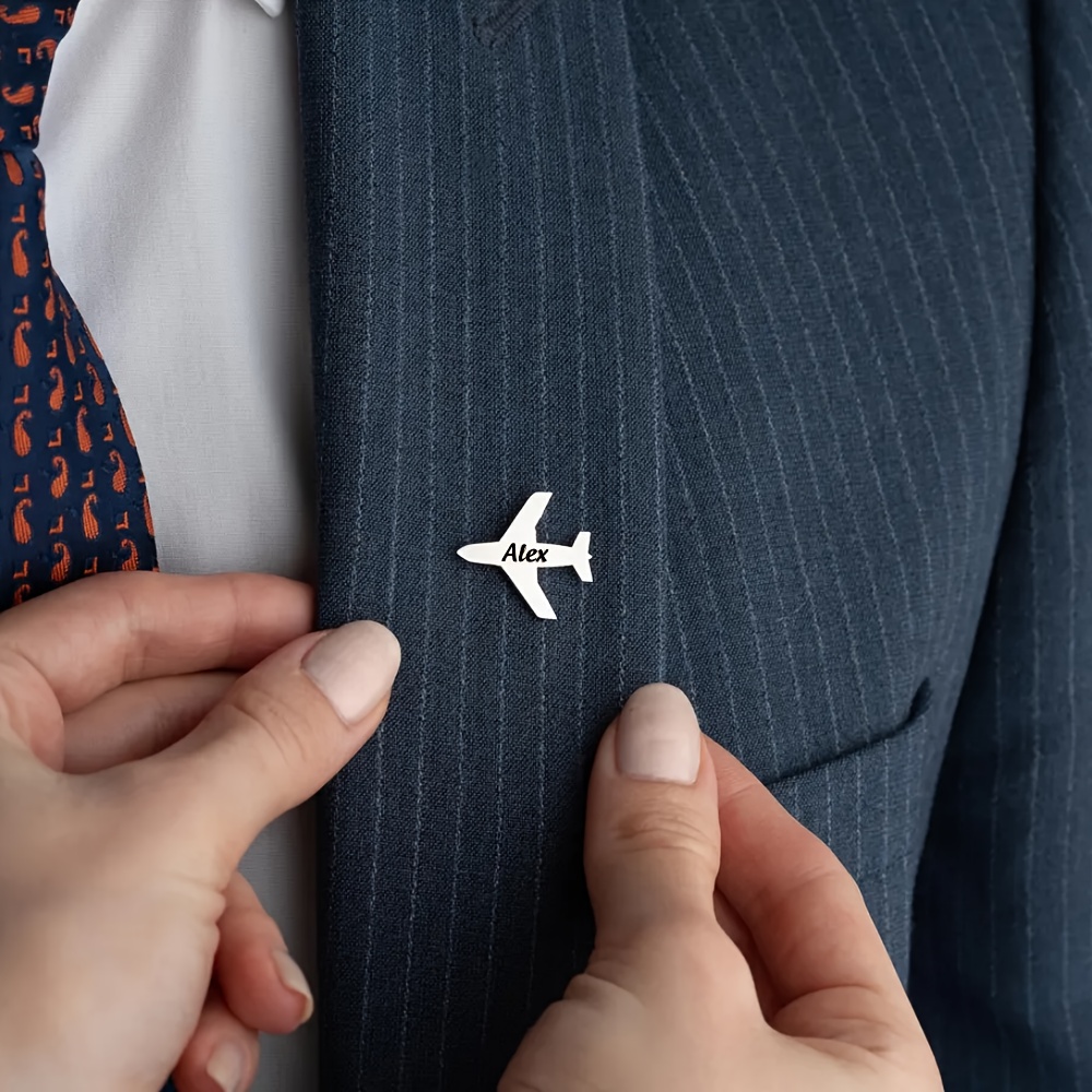 E-shop Individuelle Edelstahl Flugzeug Namens Brosche, personalisierte schwarze bedruckte Namensschild Anstecknadel, minimalistische Gentleman Brosche,