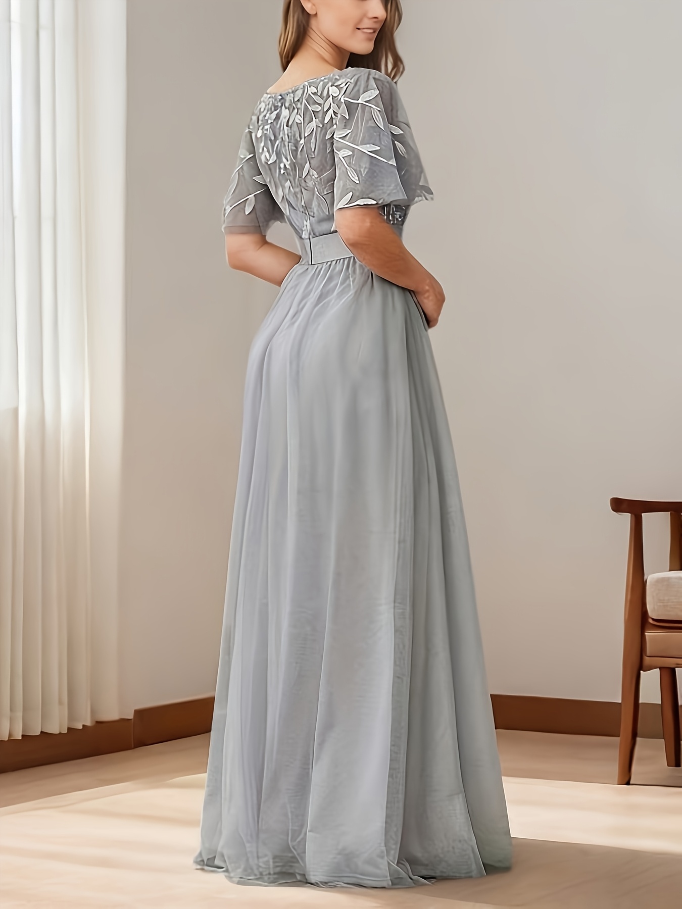 Plus Size - فستان سهرة أنيق بحجم كبير مع زينة زهور - فستان حفلات بدون أكمام بأسلوب A-Line، لون صلب، إغلاق بسحاب، قمة ملائمة وتنورة طويلة للزفاف والولائم والمناسبات الرسمية، ملابس زفاف للضيوف | فستان مزخرف بالزهور | خطوط مريحة