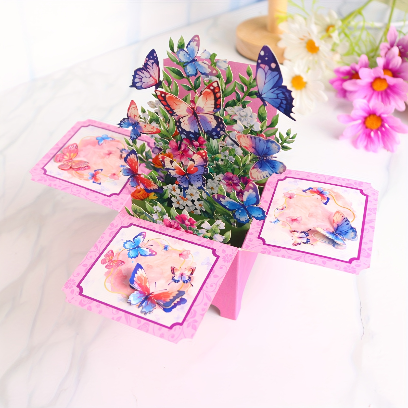 E-shop 1 Stück dreidimensionale Grußkarte. Sie hat einen weichen rosa Hintergrund und einen skurrilen Rand. Wenn sie geöffnet wird, enthüllt sie