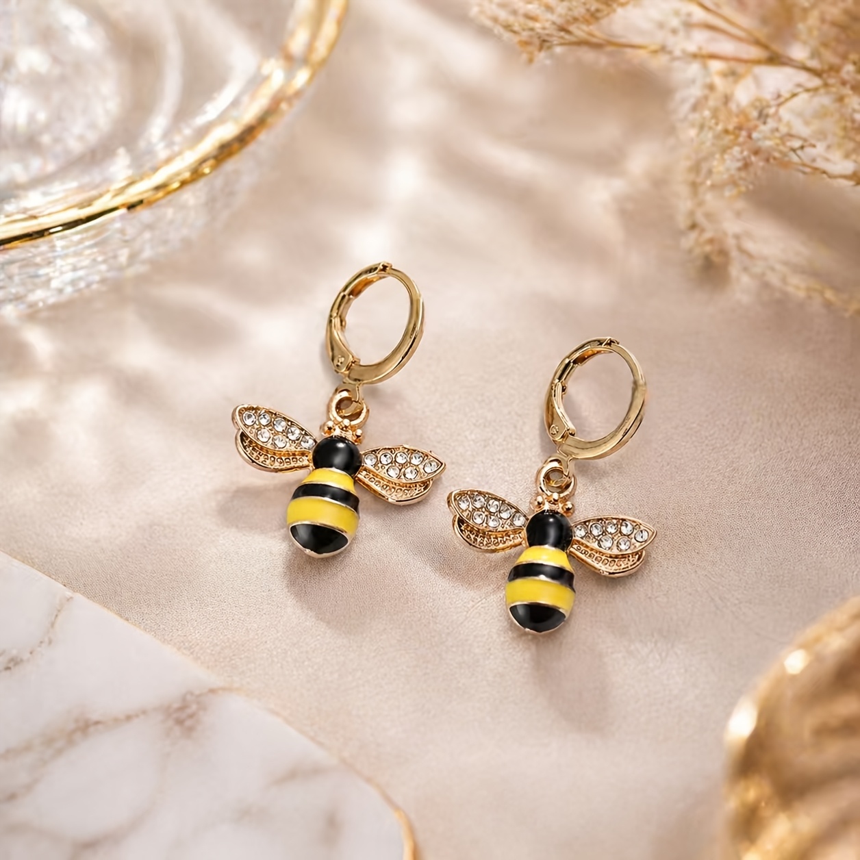 TEMU Une paire de boucles d'oreilles créoles abeille en émail jaune et noir pour femme, avec des ailes scintillantes. Ces boucles d'oreilles abeille