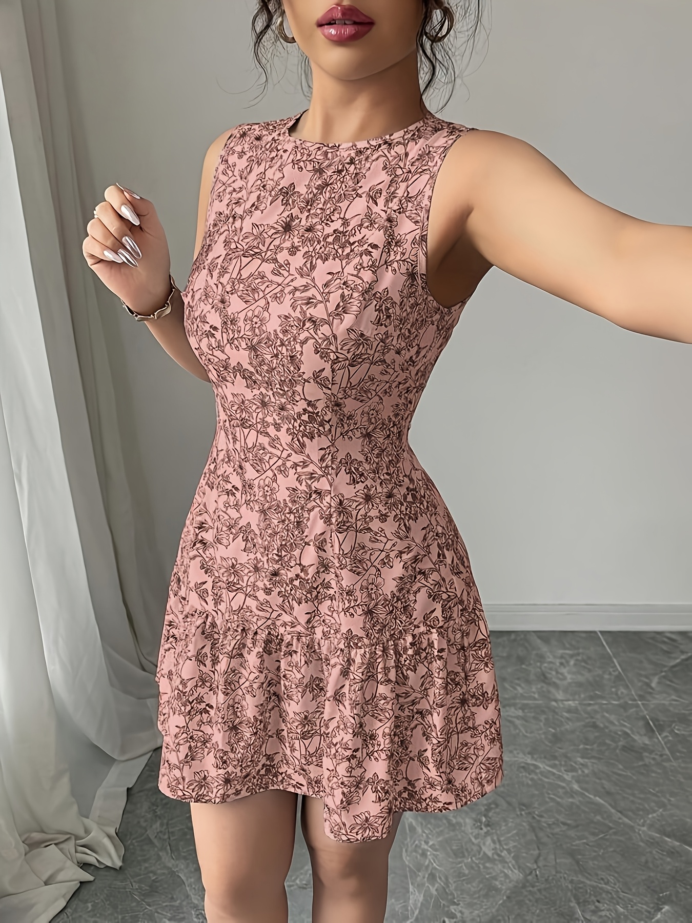 Este elegante vestido floral sem mangas com decote redondo 5