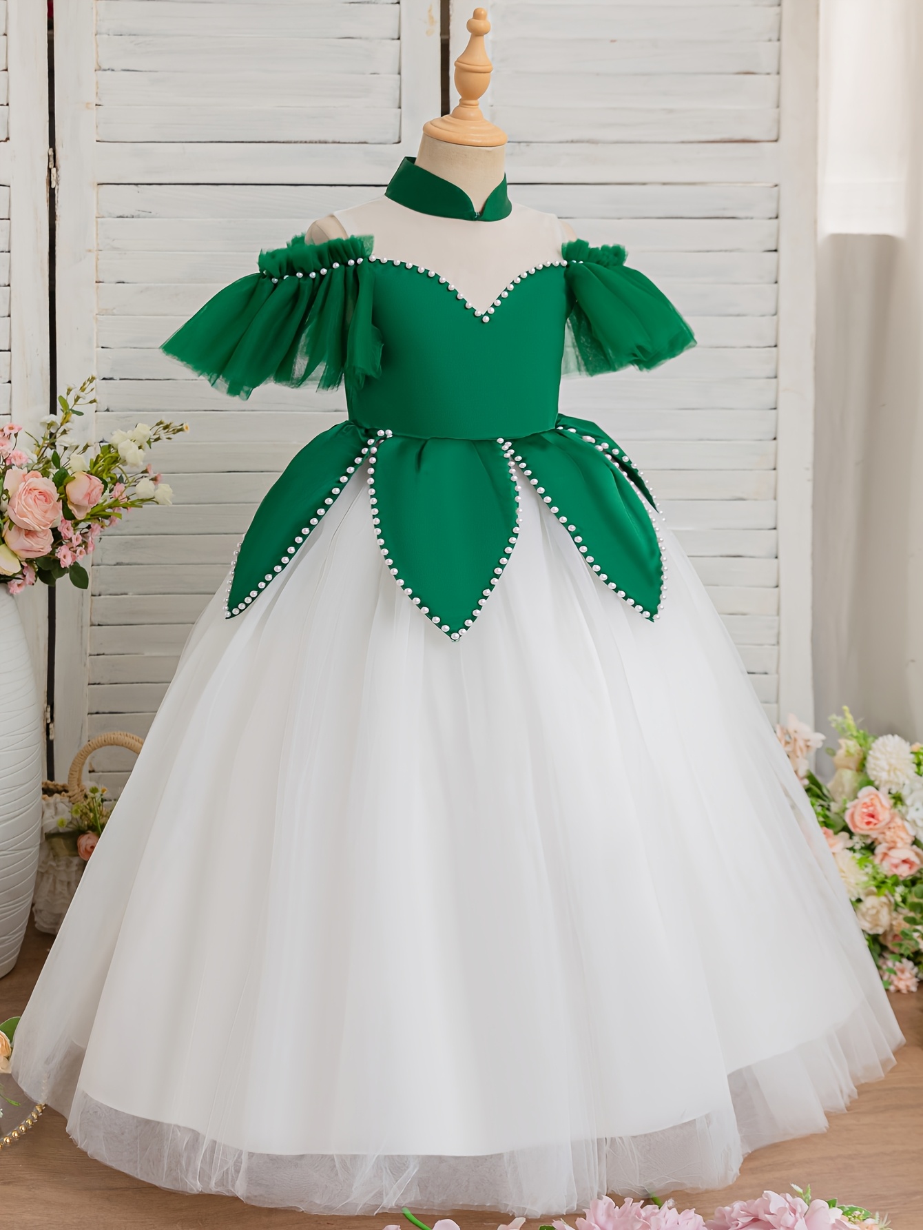 little girl dresses in a fluffy princess dress models show - Temu Mauritius