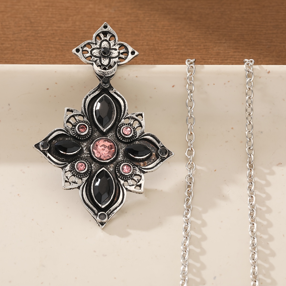 TEMU Collier vintage effet usé à à pour femme - Pendentif floral évidé sculpté et rose, adapté pour les fêtes, , la à l'année, accessoire rétro pour