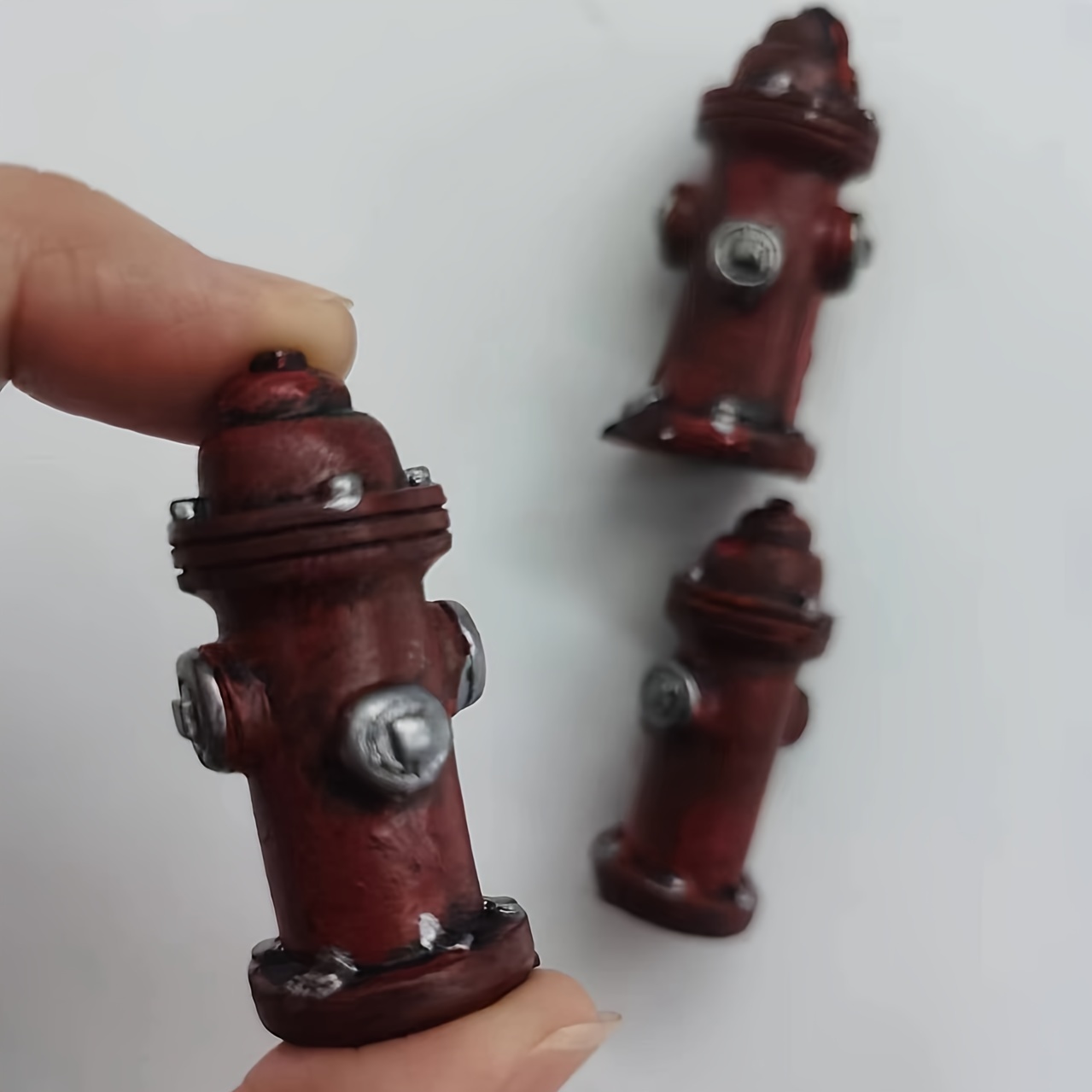 

Vintage-style Mini Resin Fire Hydrant - Perfect For Dollhouse Decor & Holiday Landscaping