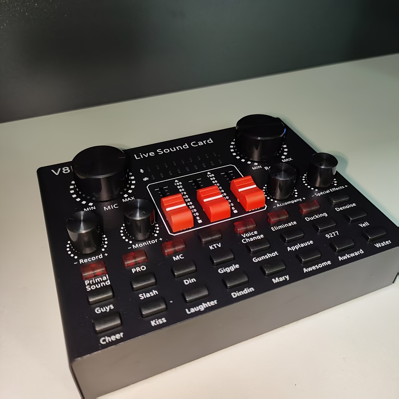 Професионален аудио интерфейс Live Sound Card V8K с напрежение под 36V, с USB кабел за зареждане и вградена 18650 литиева батерия за преносимост - идеален за външно стрийминг, запис, озвучаване и пеене