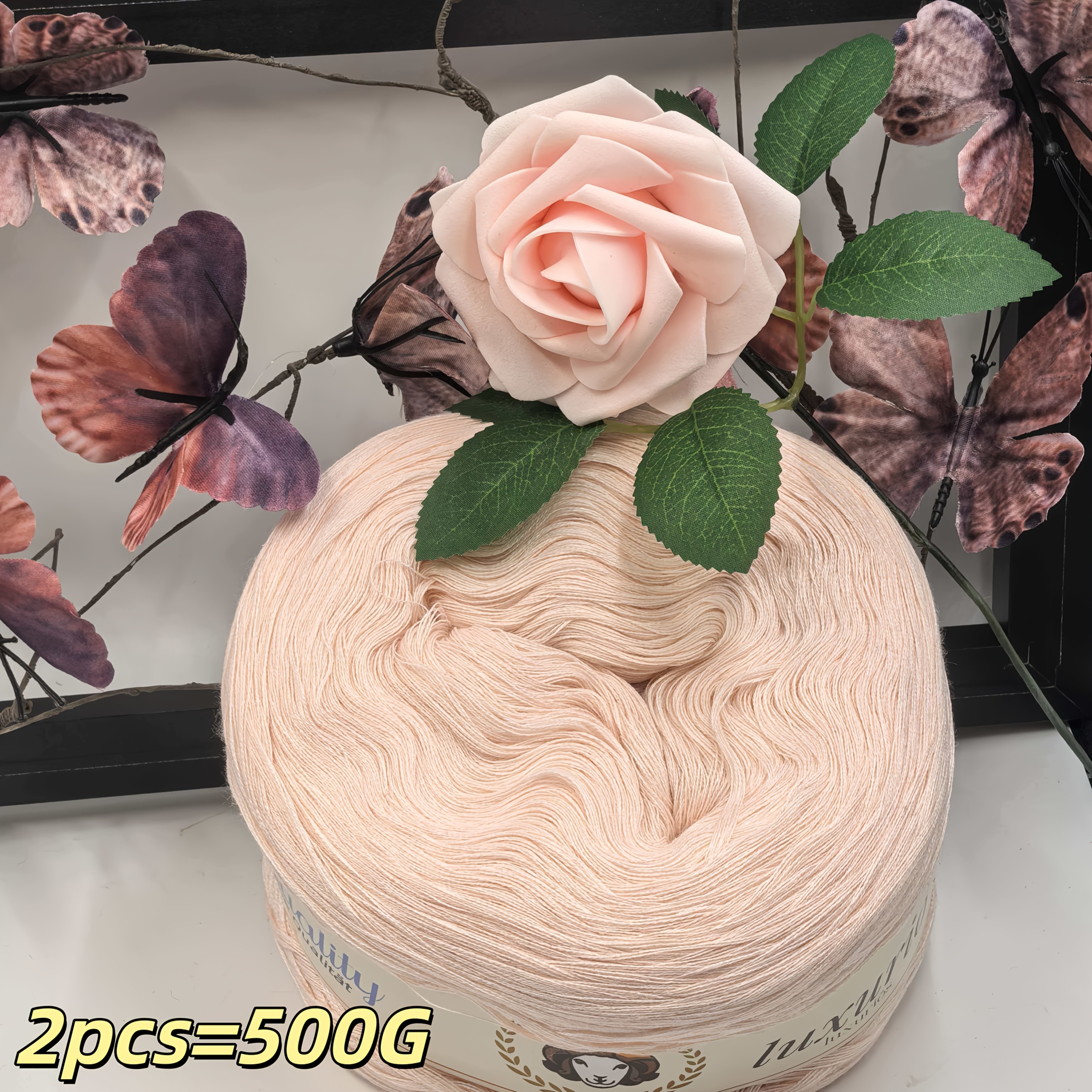2 vnt. 500G daugiasluoksnės pinta siūlų rinkinys, minkštas ir švelnus, ryškiaspalvis, vienoda storis, gerai išlaiko šilumą, tinka smėlio spalvos darbams, idealus pasirinkimas megzti/vinoti megztinius, šalikus, padėkliukus, kilimus, šalikus, kepurės, batus