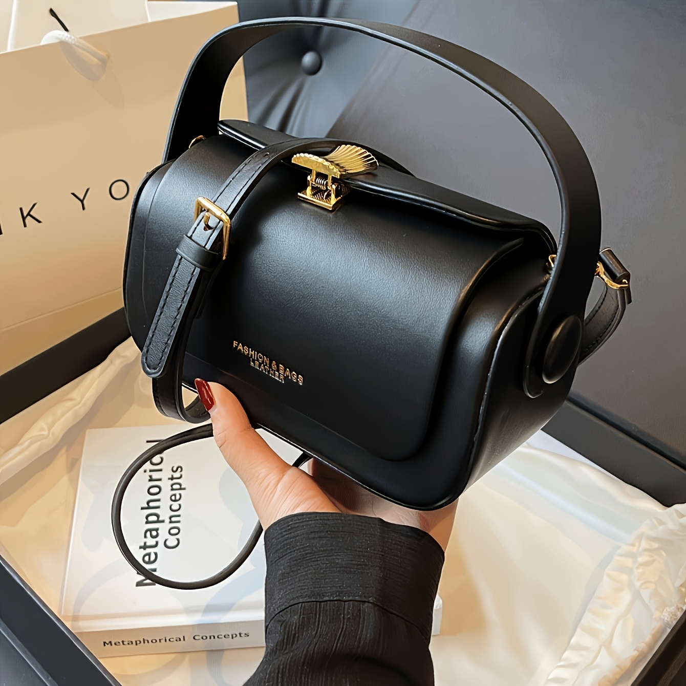 Bolsa de Mão Preta Estilosa com Detalhes em Metal Dourado 7