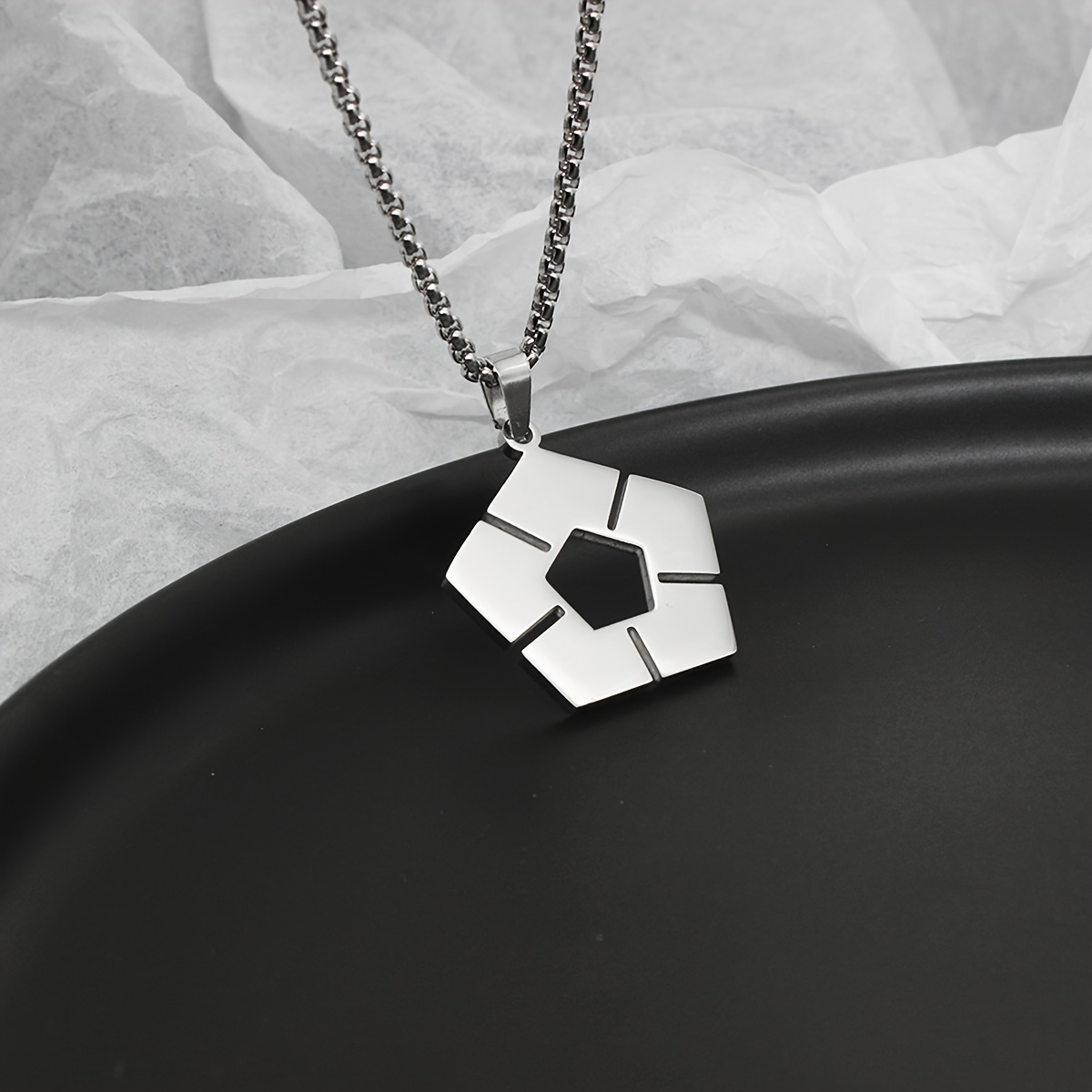 

A Stylish And Creative Stainless Steel Silvery Cosplay Collier For Women, Featuring A Blue Lock Necklace With A Female Cartoon Football Logo, Suitable For Couples.