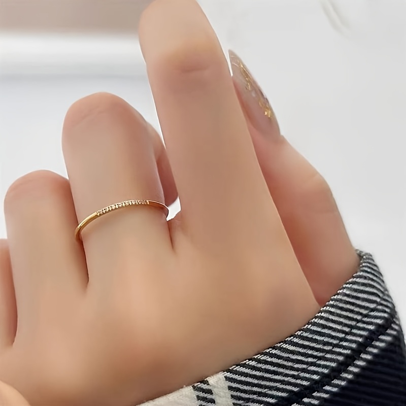 TEMU Bague 1 pièce minimaliste pour femme en acier inoxydable avec 8 pierres de synthétique, bande lisse, polie lisse avec synthétique micro-, bague