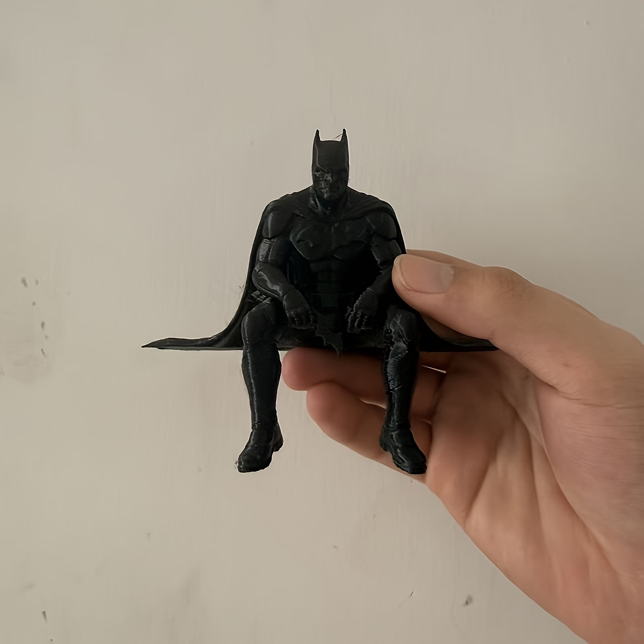 TEMU Statuetta WB - Statua da a Tema Cinematografico, Ornamento da Scrivania Minimalista da Appoggio con Bordo Seduto per Decorazione, Statua di in