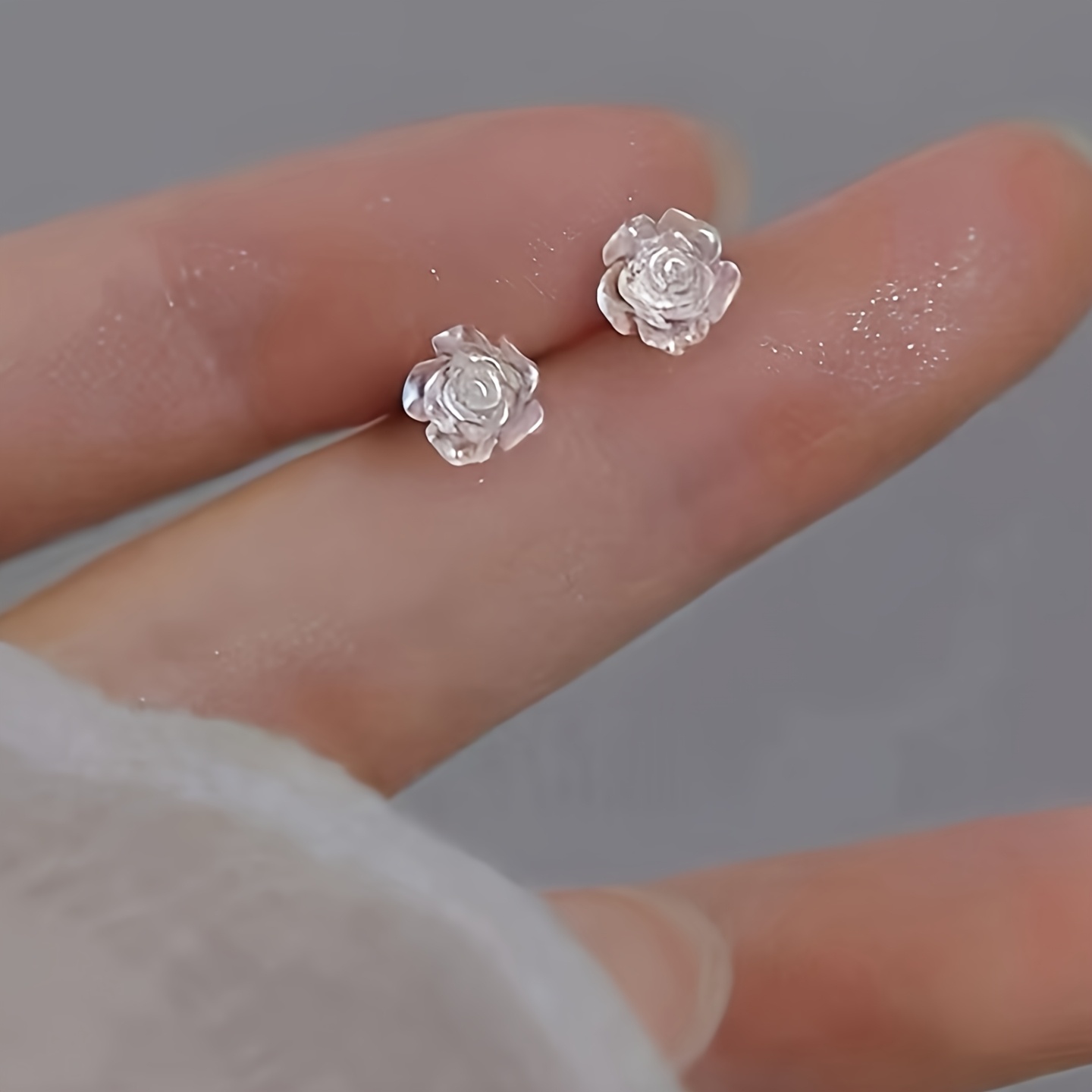 A Pair Of Small Transparent Light-colored Rose Stud Earrings For Women, Easy And Elegant, Suitable For Daily
