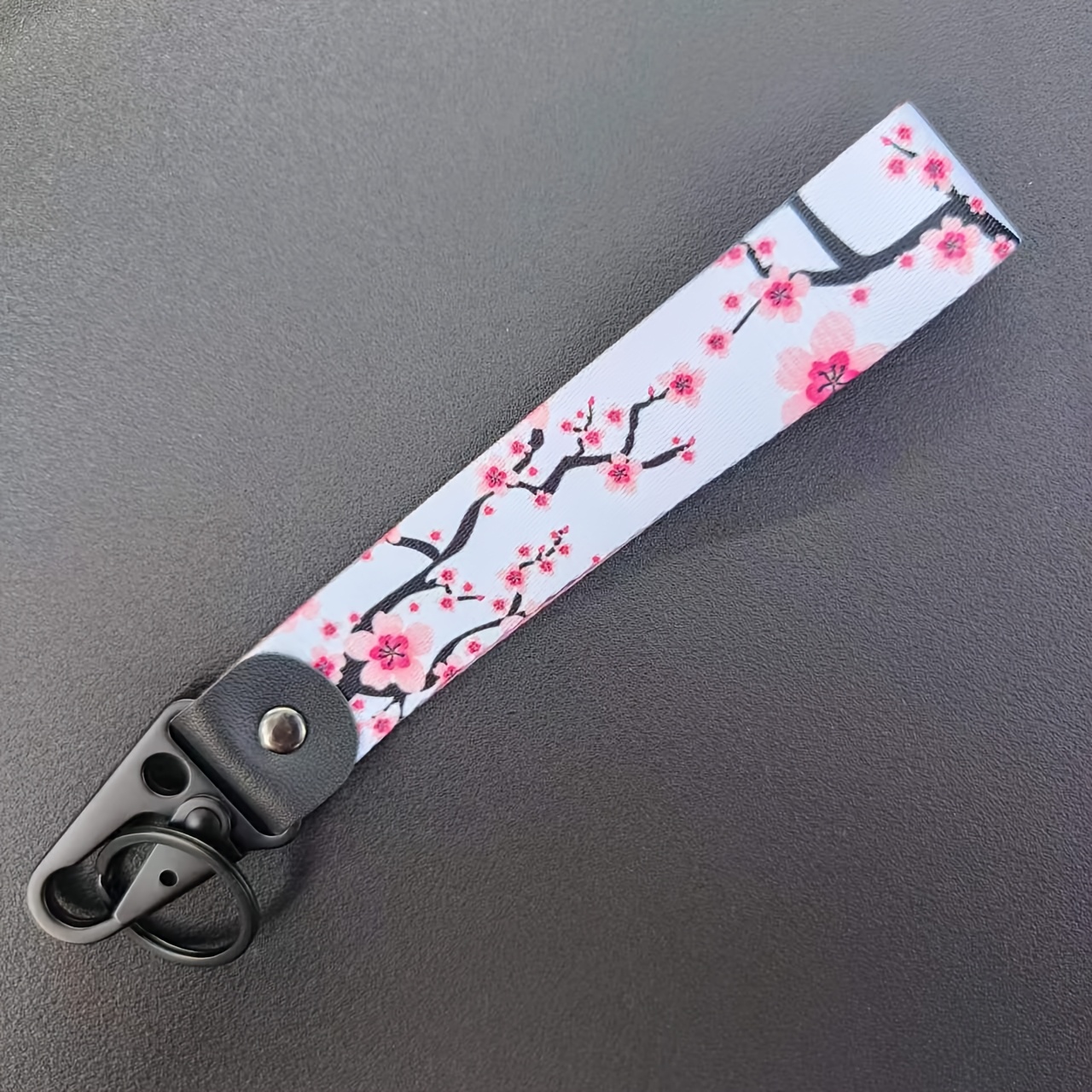 E-shop Ein Schlüsselanhänger mit Blumenmuster, ein Auto-Dekorationsschlüsselanhänger, geeignet für Paare mit einem Blumenmuster.