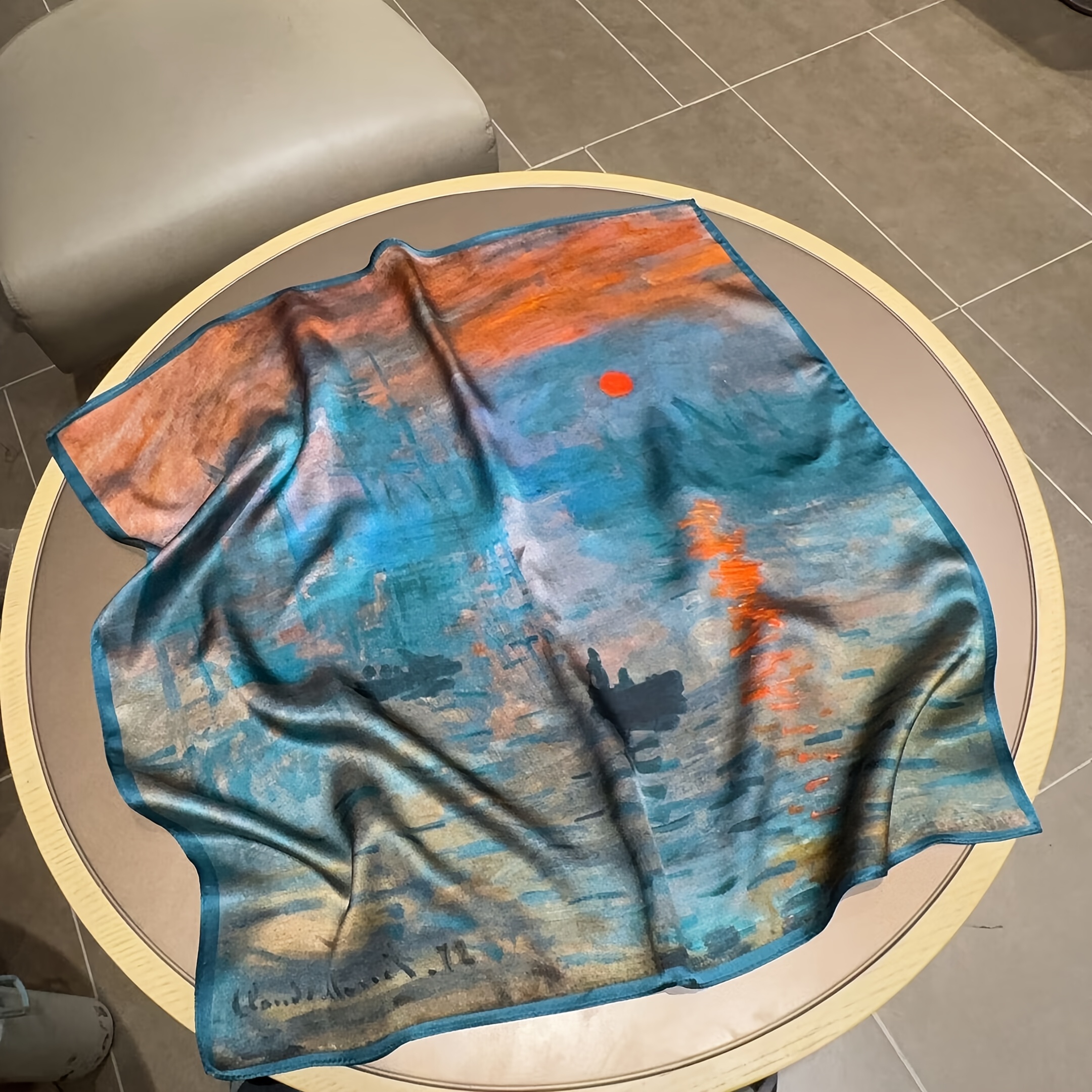 E-shop Dieser 100% Seiden-Schal zeigt eine Sonnenaufgang-Impression im Ölmalerei-Stil und ist aus hochwertigem Maulbeerseide gefertigt. Das Gewebe ist