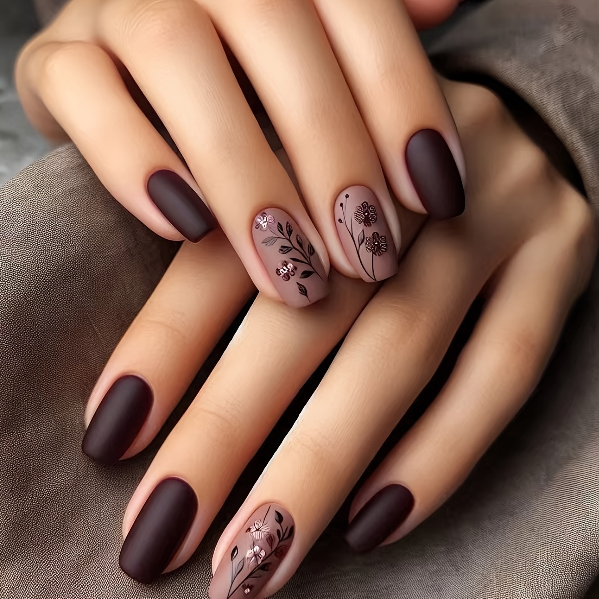 

Ensemble de 24 ongles à presser en fleurs, de couleur mélangée, carrée courte avec motif de feuilles, de la gelée et -ongles, pour toutes les femmes.