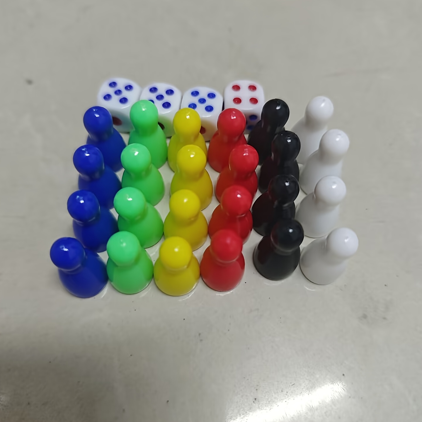 28pcs (24pcs And 4pcs Dice) Plastic Human Pawns Game Pieces For Board Games Tabletop Markers Components