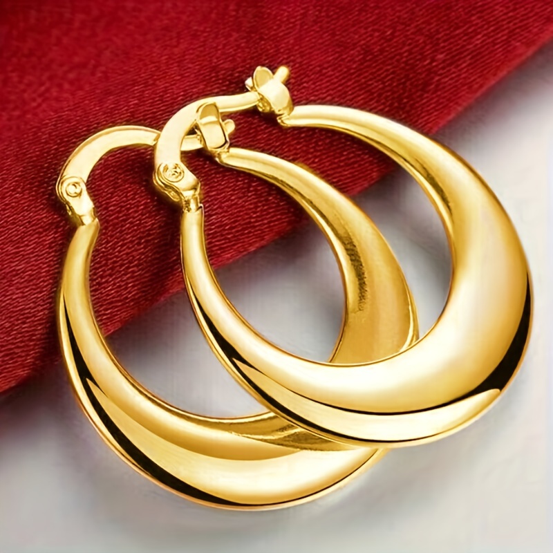 

A Pair Of Simple Golden Circular Earrings For Ladies, Suitable For Daily Casual Parties, Versatile And Trendy Ear Accessories.