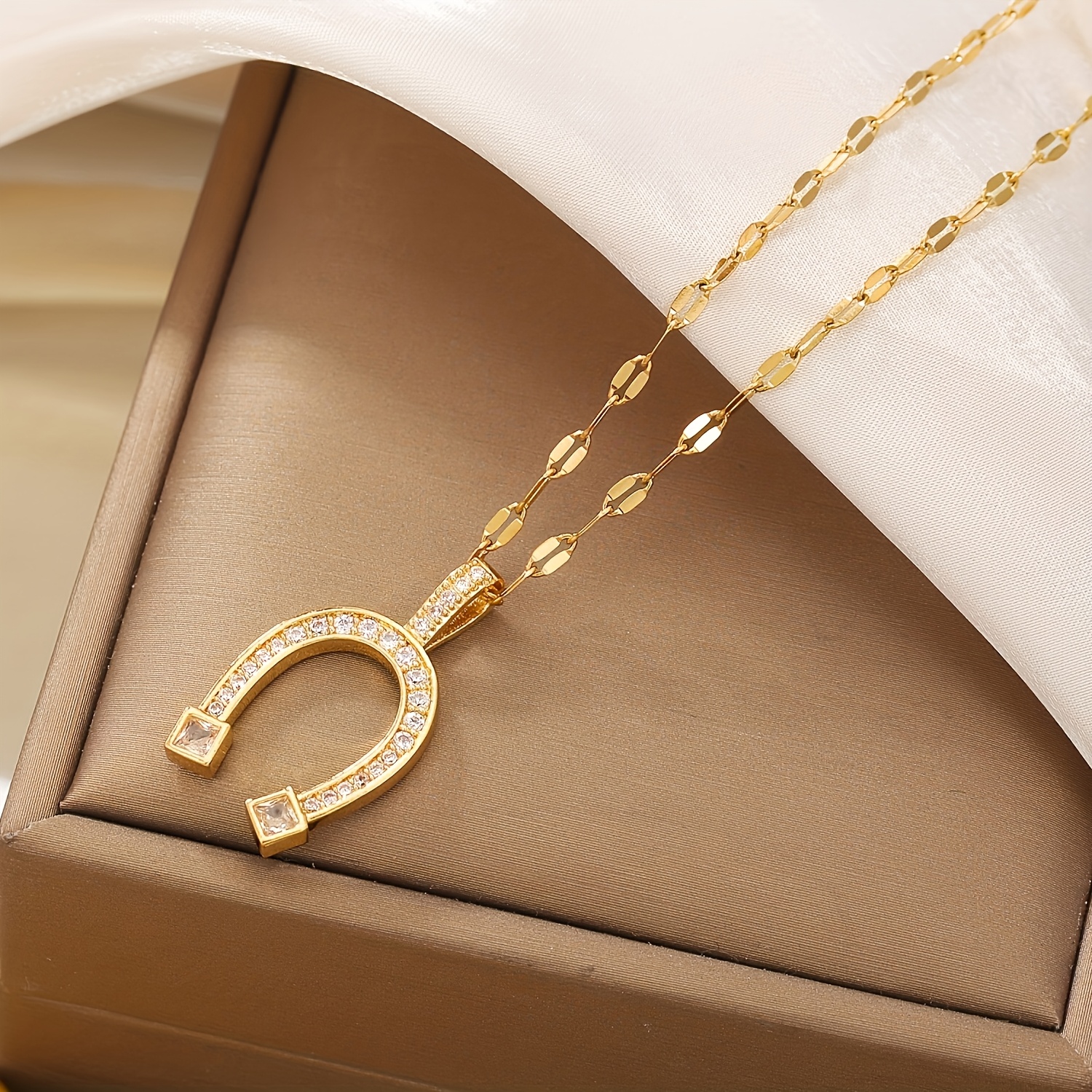 TEMU A Women's Fashionable Classic Iridescent Horseshoe Pendant Necklace, Featuring A U-shaped Copper Pendant Inlaid With Synthetic Synthetic