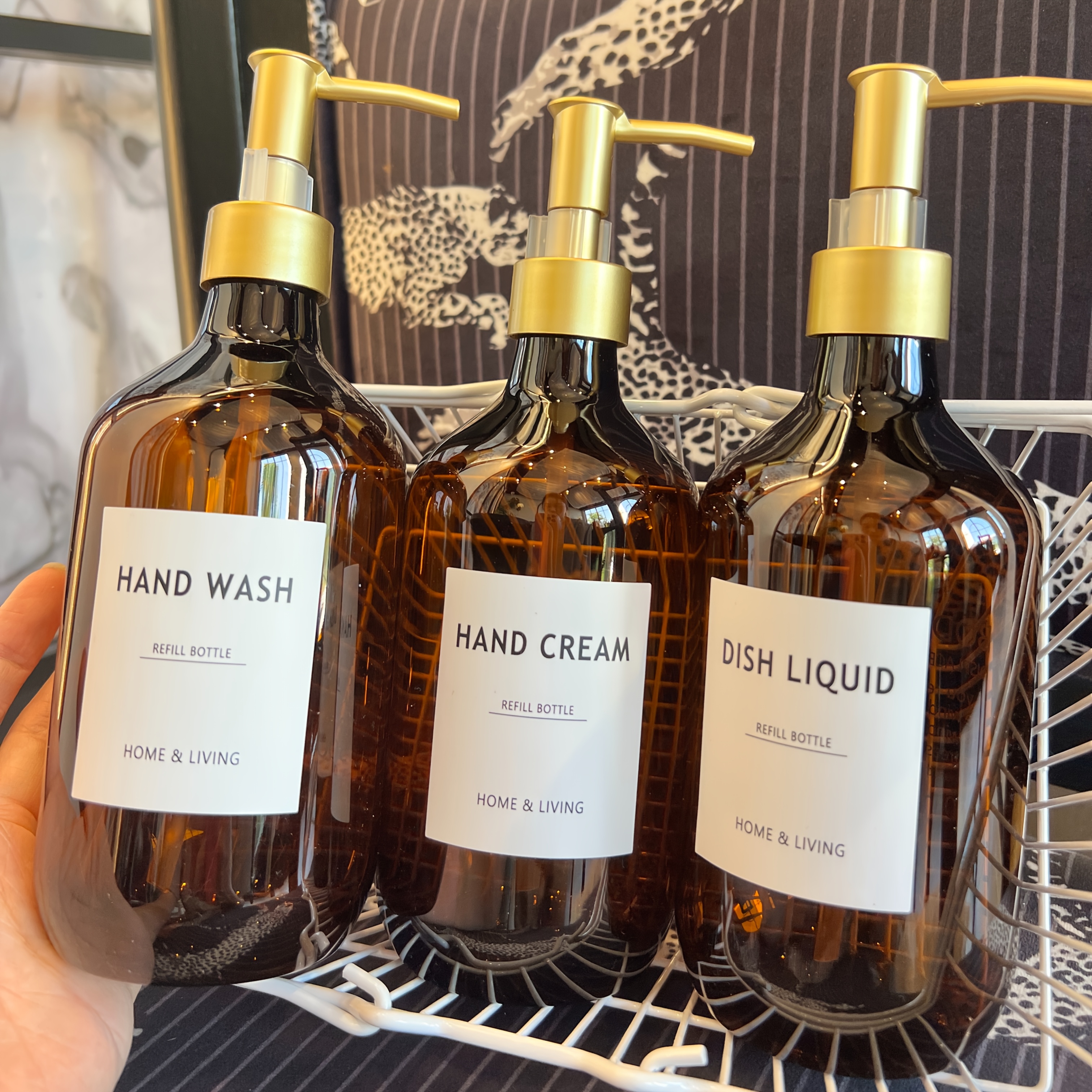 Lot de trois grandes bouteilles de 500 ml - Marron, avec polices imprimées, Shampooing, Coiffeur, Gel douche, Design épaules dénudées, Idéal pour hôtels, salles de bain à domicile et chambres d'hôtes, avec étiquette imperméable gratuite