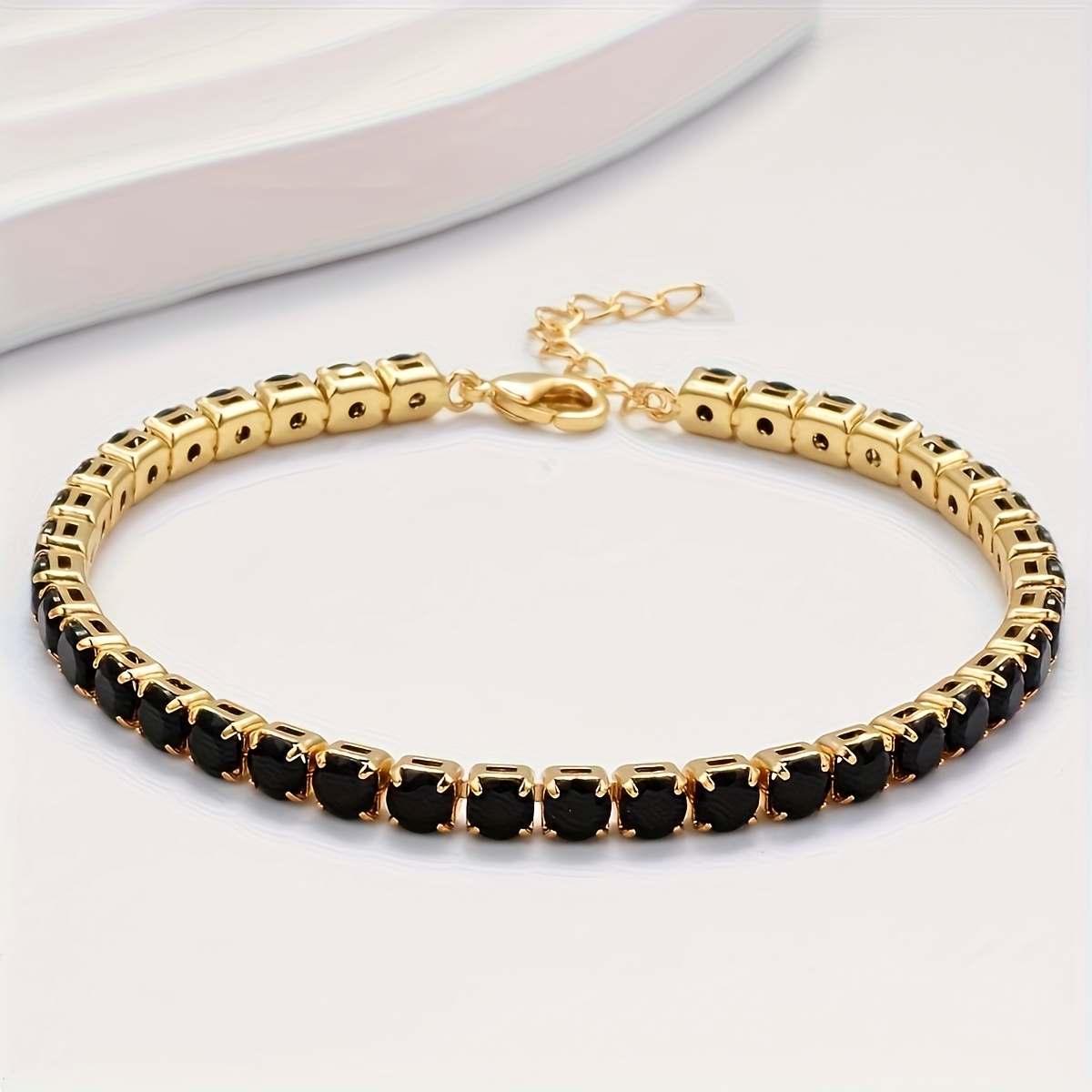 E-shop Ein Damen-Modellarmband, elegant minimalistisch, mit 4 mm schwarzem synthetischem Zirkonia in Kupfer, geeignet für den täglichen Casual-Look als