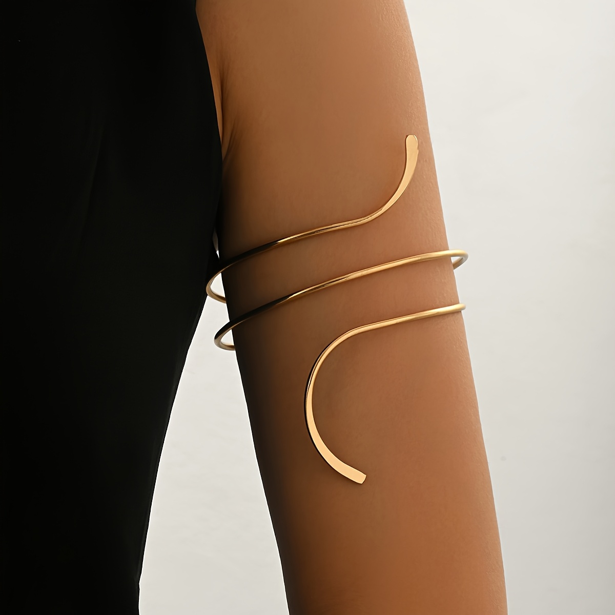 Image of A Spiral Metal Arm Cuff Adjustable Opening European And Fashion Jewelry