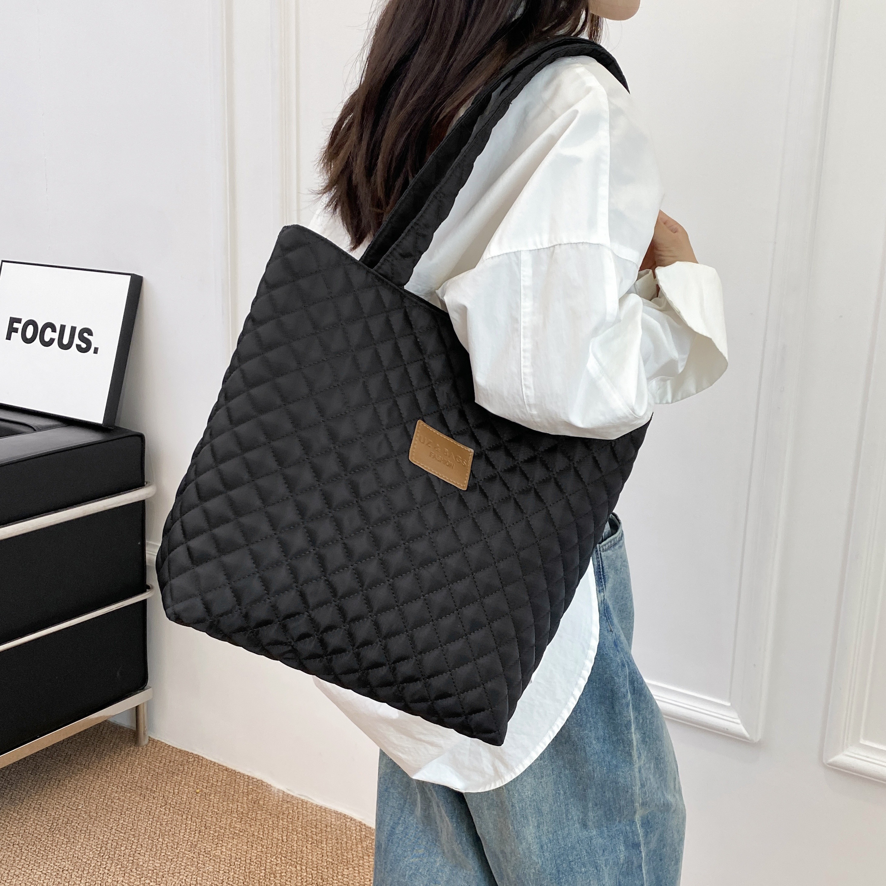 

1pc Urban Style Quilted Shoulder Tote Bag For Women, Large Capacity Polyester Handbag With Zipper Closure, Solid Color, Non-washable, For Daily And Shopping