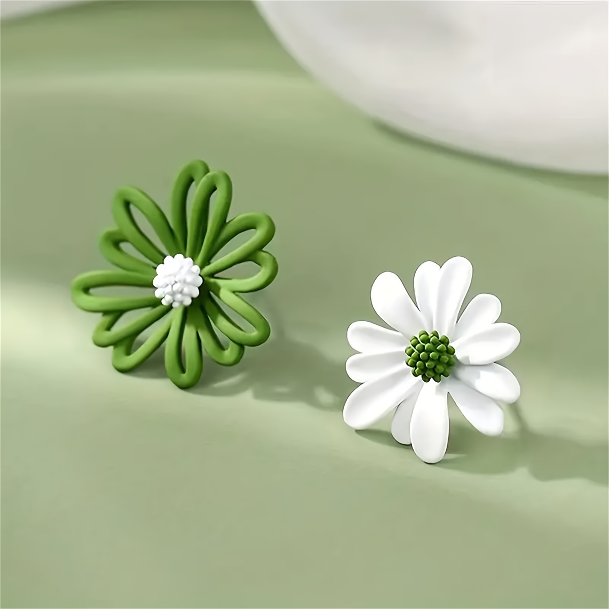 2 pcs of european and   trendy cute   block daisy stud earrings