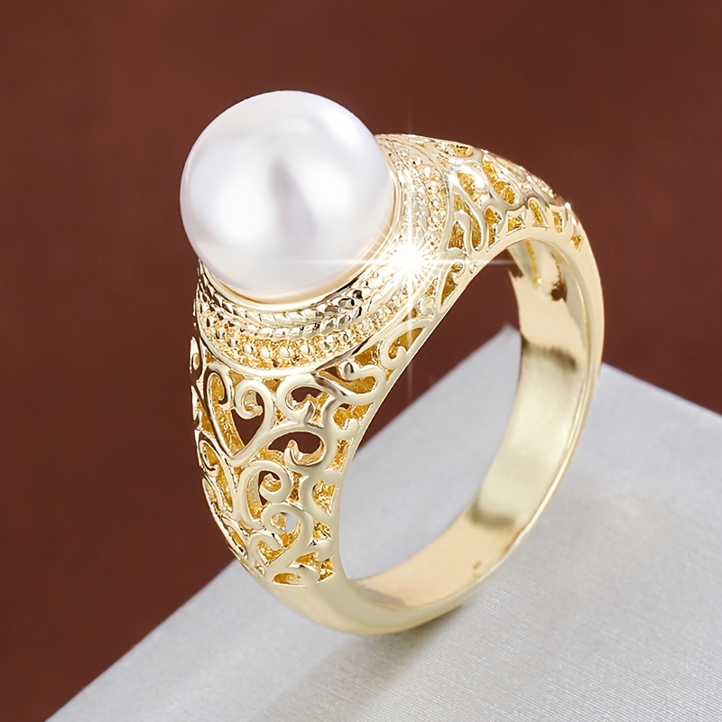 טבעת מיו תכשיטים לנשים בעיצוב פרחוני חלול עם פנינה מלאכותית - נחושת בגורן זהוב, מתנה אומנותית בגורן זהוב, מתנה מורכבת, יומית מתנה|טבעת אלגנטית|גימור זהב