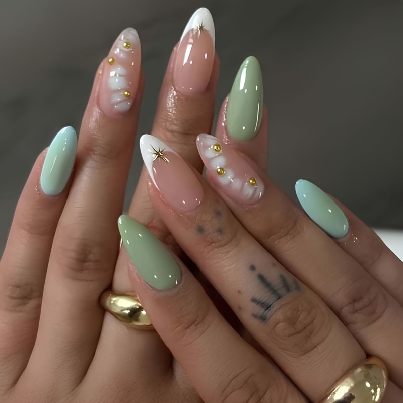 E-shop 24 Stück Hellgrün Nude Pink Gold Akzent Press-On Nägel, Mittellange Ovale Kunstnägel, Frische Zarte Nagelkunst, Einfach Anzuwenden für /Partys