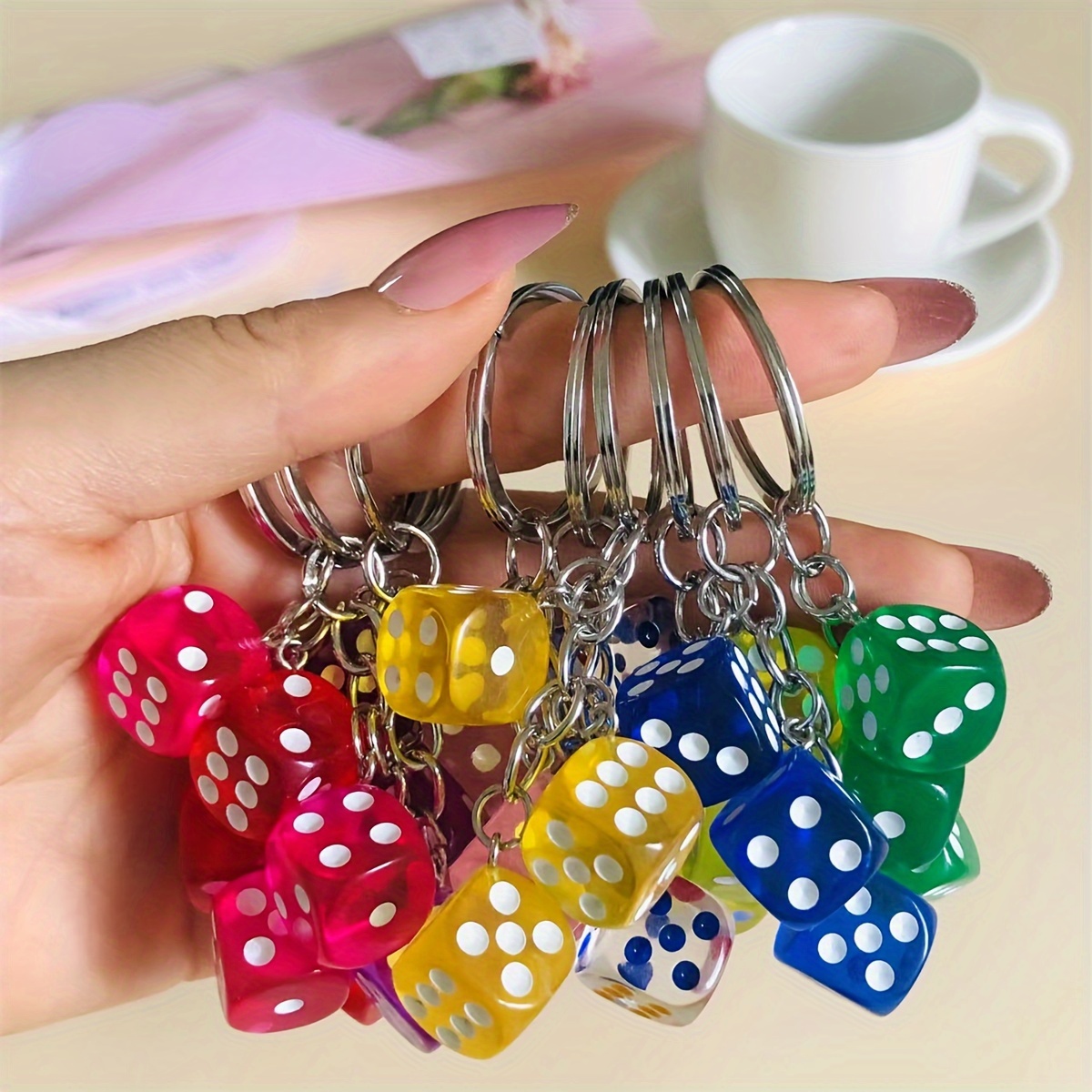 

Porte-clés en résine en forme de dé : Dé multicolore 3D, 1,3 cm, anneau en métal, convient pour Pâques, idéal pour les amateurs de musique et de jeux.