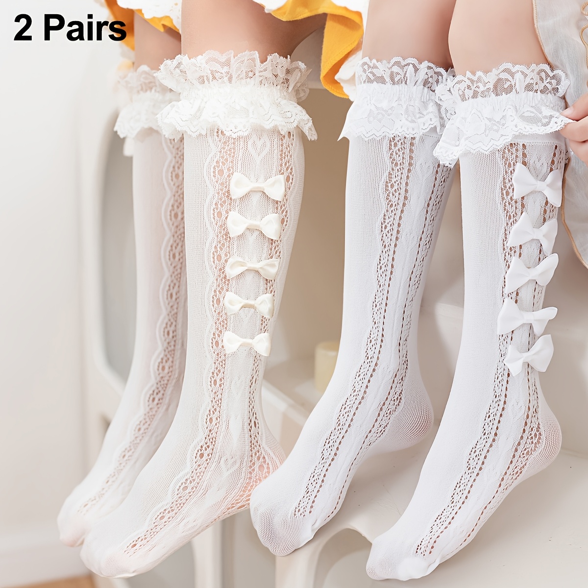 Een set van 2 paar meisjes enkelsokken met kantversiering, met een driedimensionaal strikdesign, met een comfortabele en zachte kanten ruffle-stijl