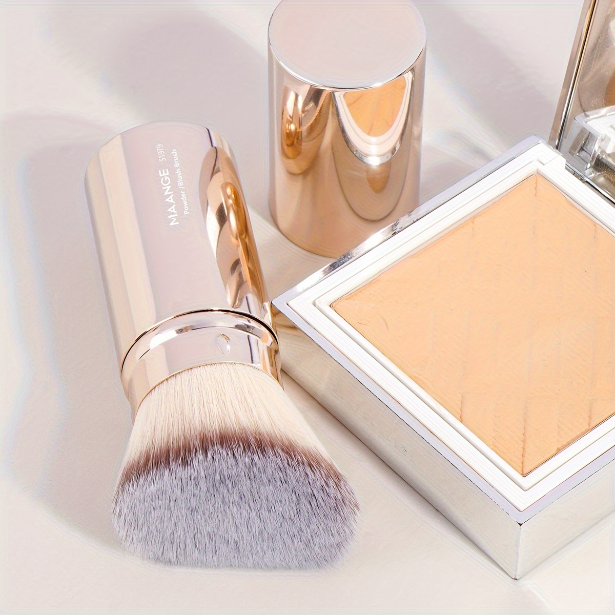 MAANGE Retractable Foundation Brush with Soft Bristles