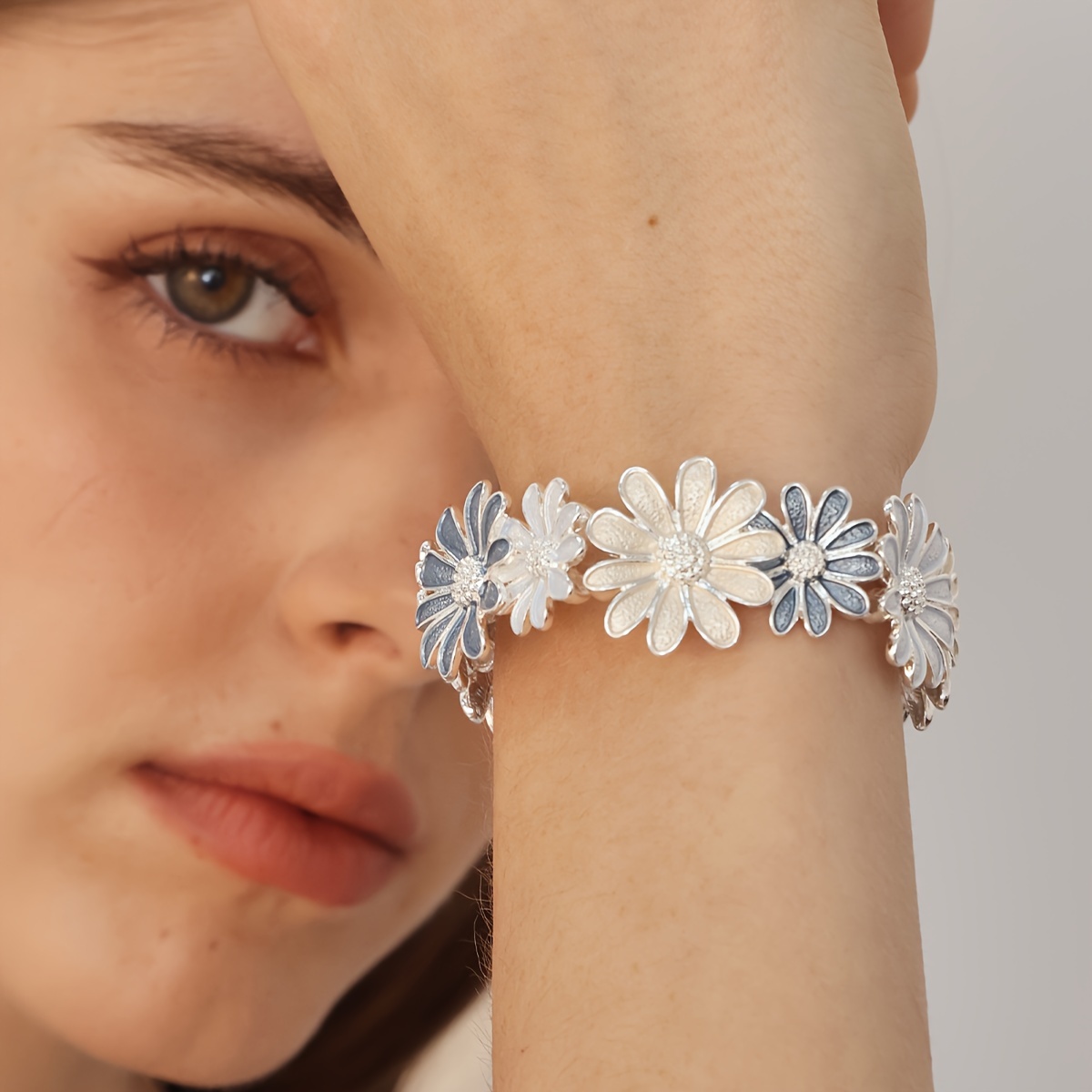 Daisy Delight Boho Stretch Bracelet with Enamel Daisy Flowers